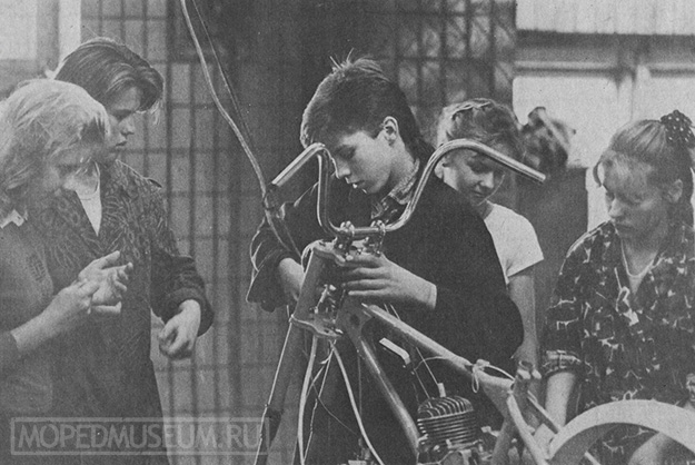 Школьники у конвейера